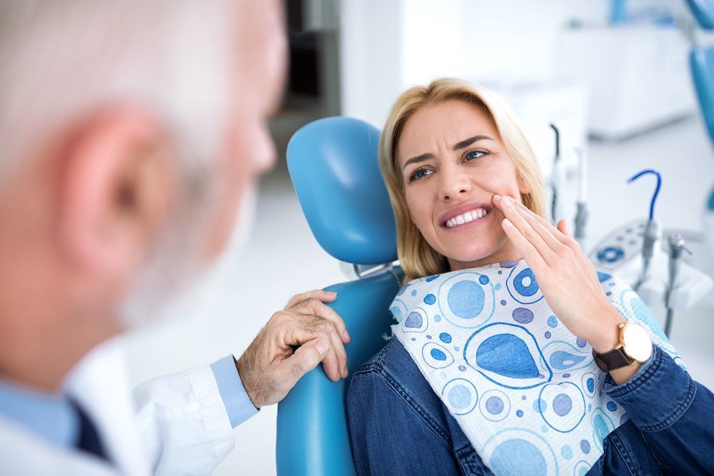 Woman experiencing wisdom tooth pain