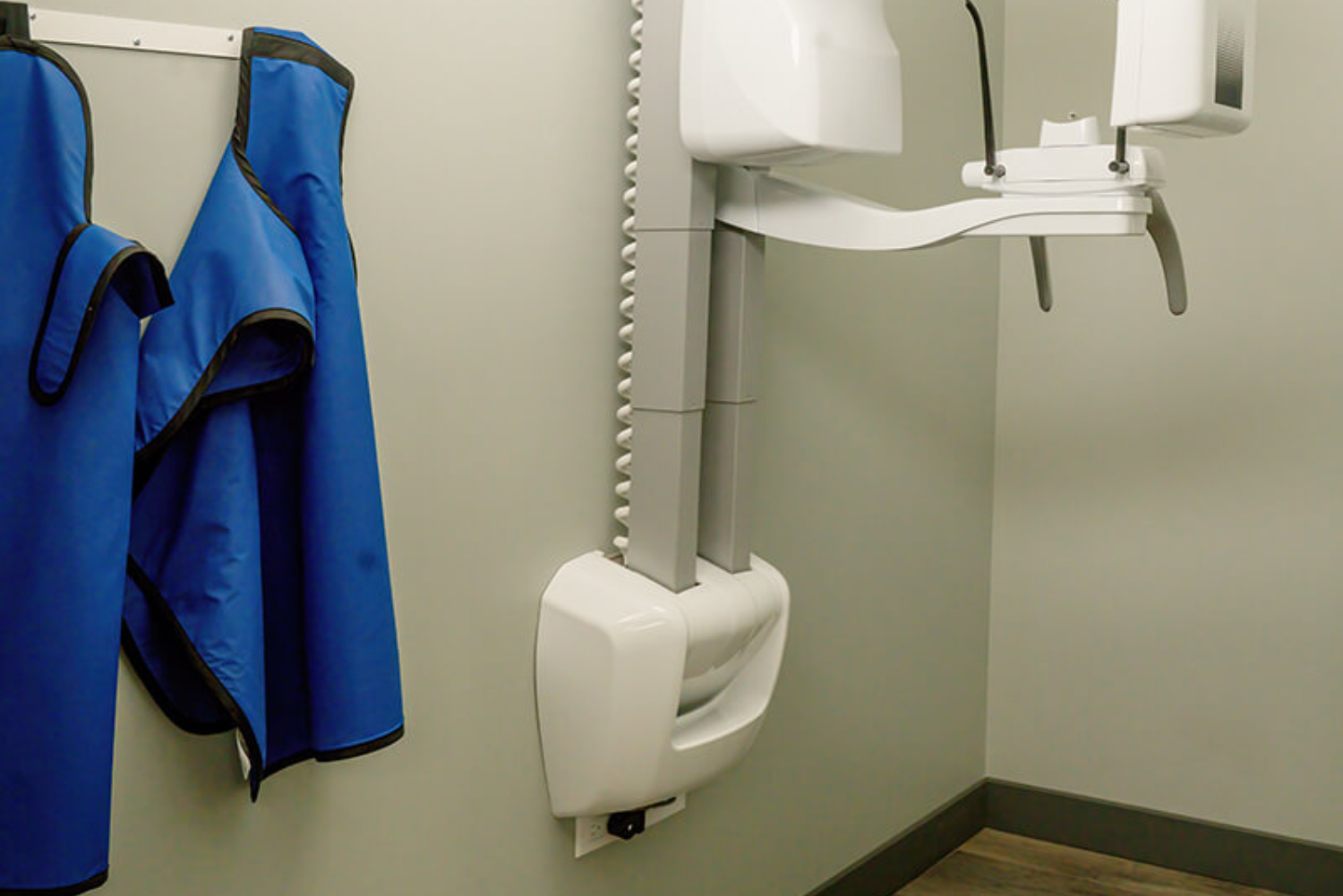 Intraoral scanner capturing a 3D view of teeth and gums